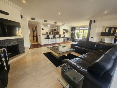 2 Bedroom Middle Floor Apartment in Puerto Banús - Image 3