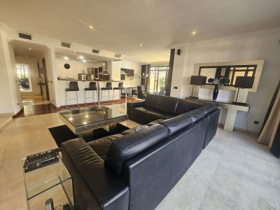 2 Bedroom Middle Floor Apartment in Puerto Banús - Image 4