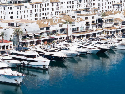 2 Bedroom Middle Floor Apartment in Puerto Banús - Image 2