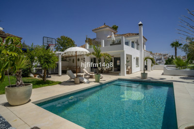 4 Bedroom Detached Villa in Nueva Andalucía - Image 1