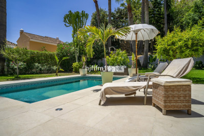 4 Bedroom Detached Villa in Nueva Andalucía - Image 3