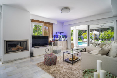4 Bedroom Detached Villa in Nueva Andalucía - Image 4