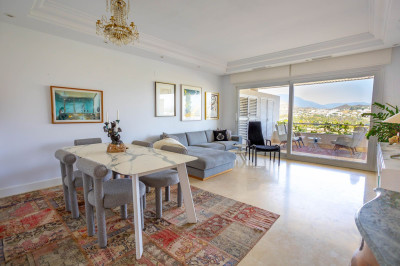 2 Bedroom Middle Floor Apartment in Nueva Andalucía - Image 3