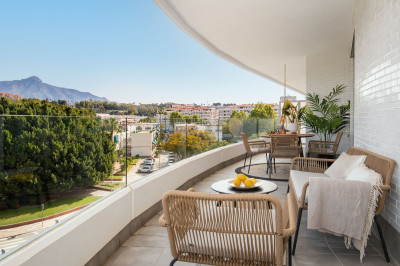 2 Bedroom Middle Floor Apartment in Nueva Andalucía - Image 3