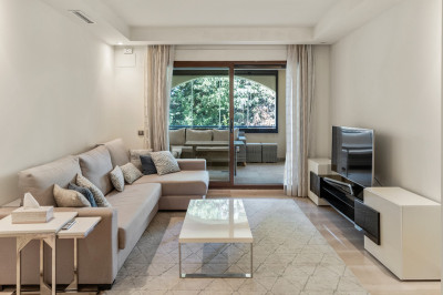 2 Bedroom Middle Floor Apartment in Puerto Banús - Image 2