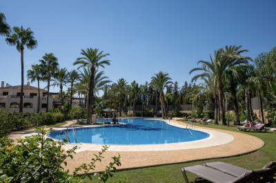 2 Bedroom Middle Floor Apartment in Puerto Banús - Image 3
