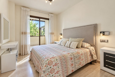 2 Bedroom Middle Floor Apartment in Puerto Banús - Image 4