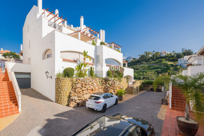 2 Bedroom Middle Floor Apartment in Nueva Andalucía - Image 3