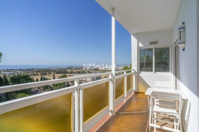 2 Bedroom Middle Floor Apartment in Nueva Andalucía - Image 2