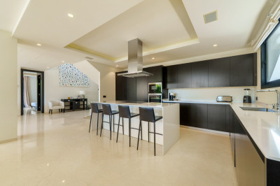 6 Bedroom Detached Villa in Nueva Andalucía - Image 4