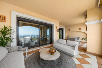 2 Bedroom Middle Floor Apartment in La Quinta - Image 3